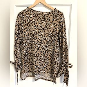 Leopard print super comfy and dress up or down. Cute ties at the wrists. Size L